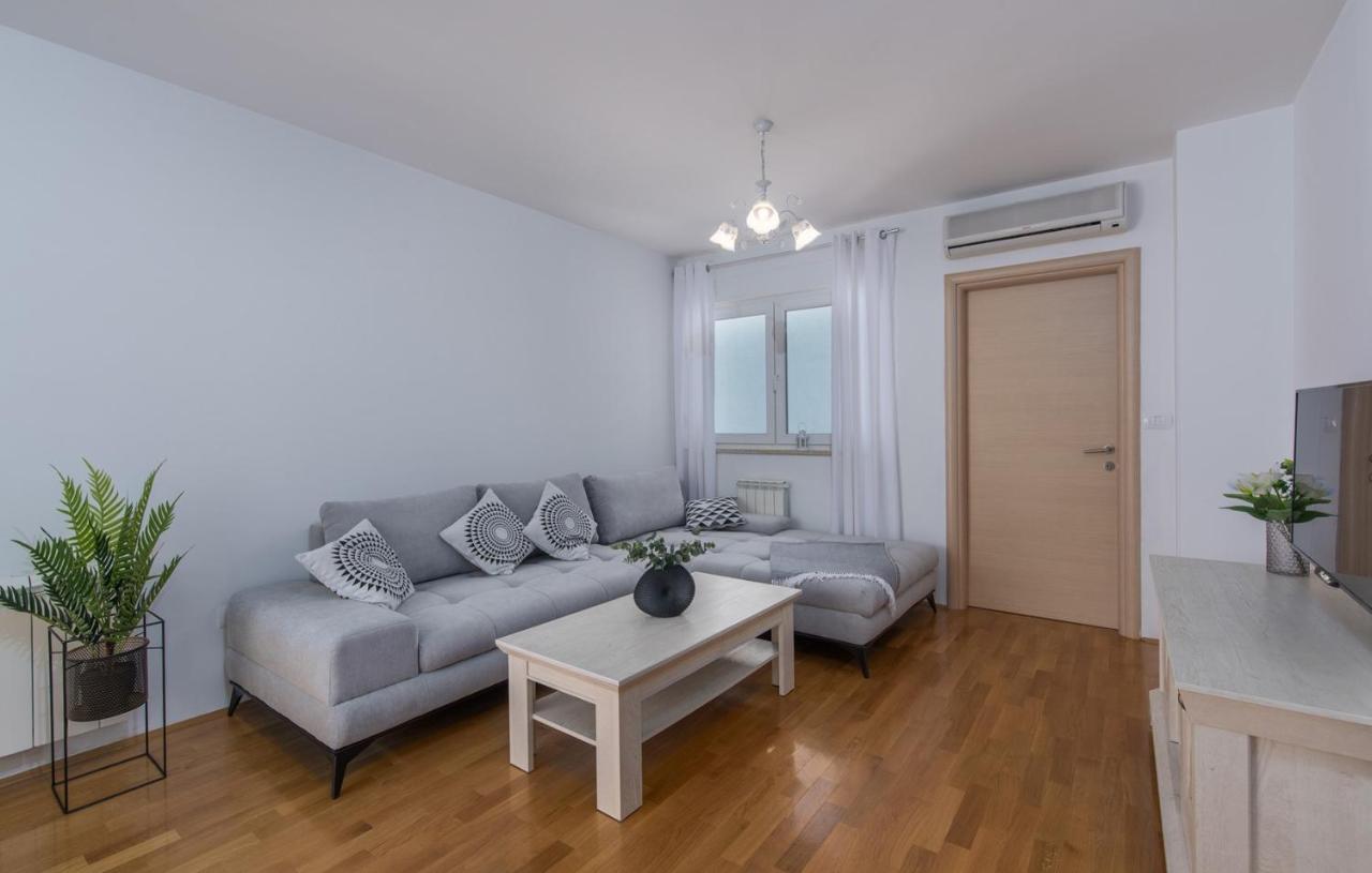 Apartment Melarnian Near The Beach In أوماغ المظهر الخارجي الصورة